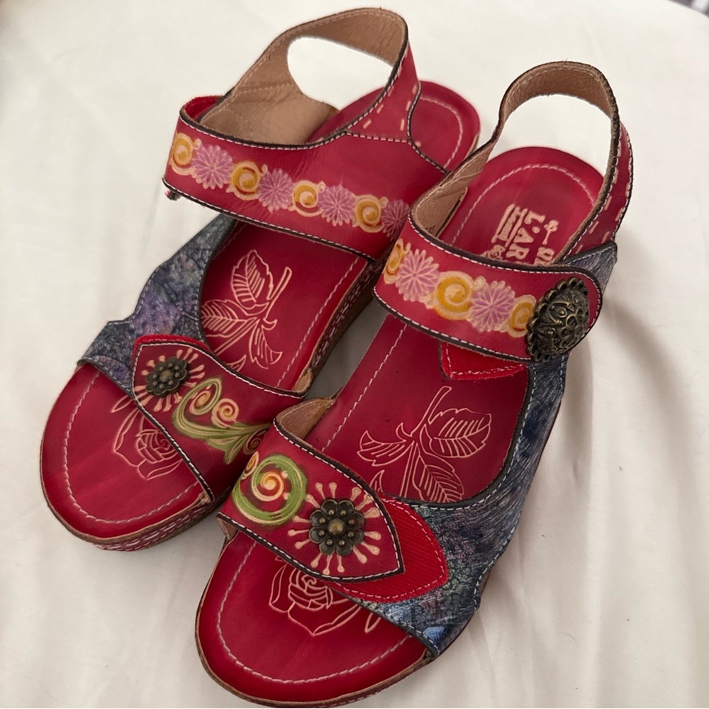 NEW!!! L’Artiste Red and Blue Sandals with Ornate Detailing size 39 or 8 - Picture 2 of 7